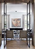 Blick ins elegante Wohnzimmer mit Kunstwerk an der Wand