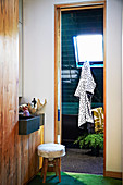 Blick ins Badezimmer mit grünen Keramikfliesen und Dachfenster