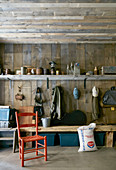 Rustikaler Garderobenraum mit Holzverkleidung an Wand und Decke