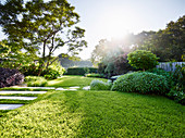 Elegant angelegter Garten mit Rasenfläche