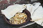 Kartoffelschalen zur traditionellen Herstellung von Waschlauge