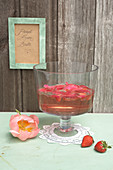 Erdbeerbowle mit Rosenblütenblättern