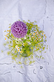 Blütenstrauss aus Dill- und Kamillenblüten sowie violetter Knoblauchblüte