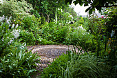 Round square in the garden with circular pebbles