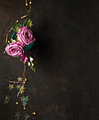 Pinkfarbene Rosen, Lichterkette und Goldsternchen als Weihnachtsdeko