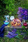 Napfkuchen mit Beeren im Garten