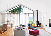 Helle Lounge in offenem Wohnraum mit Glasfront