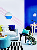 Wohn- und Esszimmer mit kräftigen Farben und grafischen Mustern