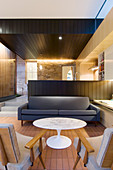 Designermöbel im Wohnraum mit zwei Stufen zur offenen Küche