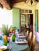 Gedeckter Tisch zum Mittagessen auf Terrasse (Provence, Frankreich)