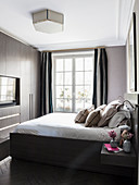 Klassisches Schlafzimmer in dunklen Farben mit Schrankwand