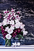 Blumenstrauß aus Rosen und Magnolien