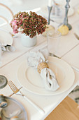 Herbstlich gedeckter Tisch mit Hortensienblüten