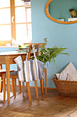 DIY-Leinentasche mit Stoffstreifen am Küchenstuhl hängend