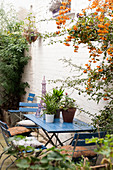 Blaue Gartenmöbel an der Mauer