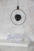 DIY wall decoration: leaf silhouette in metal ring