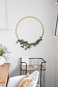 DIY wall decoration: eucalyptus branch in wooden ring