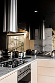 Maskuline Küche mit verspiegelten Wänden und schwarzer Decke