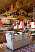 Rustikale Küche in traditionellem schweizer Bauernhaus