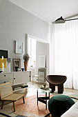 Designermöbel im Wohnzimmer in gedeckten Farben