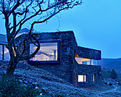 Modernes Architektenhaus fügt sich in die Landschaft