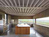 Minimalistische Küche im modernen Architektenhaus aus Beton