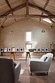 Renovierte Scheune umgebaut zum Workshop-Atelier mit Bildergalerie und Sitzbereich