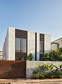 Modernes Architektenhaus aus Beton mit offener Fassade