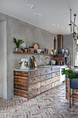 Stylische Küche mit Holzfront und Ziegelboden