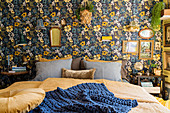 Floral, vintage-style wallpaper in Granny-chic bedroom