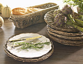 Wicker charger plates with Mediterranean decorations