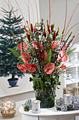 Weihnachts-Strauß mit Flamingoblumen und Lilien