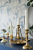 Sammlung goldener alter Kerzenhalter