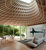 Minimalistisches Wohnzimmer in modernem Anbau mit Verglasung und trichterförmigem Dach