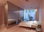 Minimalistisches Schlafzimmer mit Raumteiler