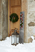 Brett mit rustikalem Nagelbild als weihnachtlicher Türsteher