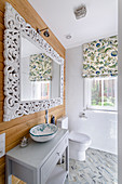 Spiegel mit opulentem Rahmen über dem Waschbecken