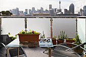 Dachterreasse mit Topfpflanzen und Terrassenmöbel