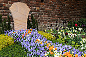 Grave design with horned violets