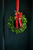 Weihnachtskranz aus Buchsbaum mit roter Schleife