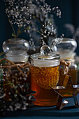 Gläser mit Honig und Bienenwaben, mit Schleierkraut dekoriert