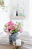 Strauß mit Rosen und Hortensienblüten auf dem Tisch