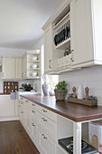 Cream country-house kitchen with dark brown worksurface