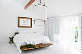 Minimalistisches und schlichtes Schlafzimmer in Weiß