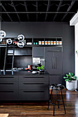 Moderne schwarze Küche mit Kücheninsel und Einbauschränken
