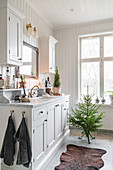 Weißer Waschtisch im Landhausstil mit Hängeschränken und Marmorplatte