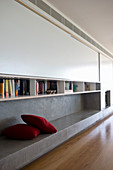 Wohnzimmerwand mit Bücherregal und Ablage aus Beton
