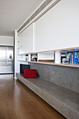 Wohnzimmerwand mit Bücherregal und Ablage aus Beton