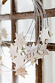 DIY wreath made of metal wire and paper stars