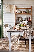 Rustikal gedeckter Holztisch fürs Osterfrühstück im Landhausstil